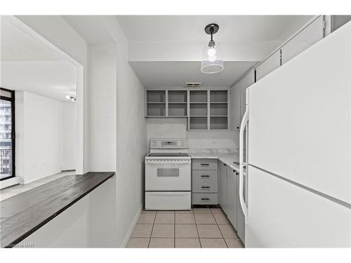 1704-150 Charlton Avenue E, Hamilton, ON - Indoor Photo Showing Kitchen