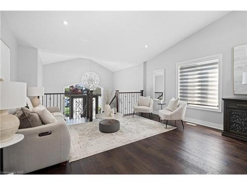 7685 Pender Street Street, Niagara Falls, ON - Indoor Photo Showing Living Room