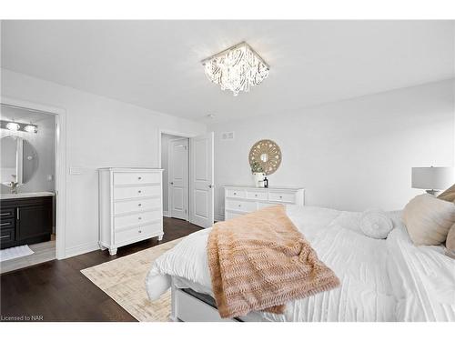 7685 Pender Street Street, Niagara Falls, ON - Indoor Photo Showing Bedroom