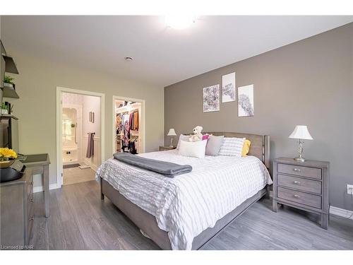 202-379 Scott Street, St. Catharines, ON - Indoor Photo Showing Bedroom