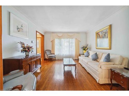 53 Chancery Circle, St. Catharines, ON - Indoor Photo Showing Living Room
