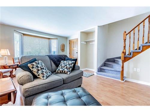 38 Mcnaughton Road, Welland, ON - Indoor Photo Showing Living Room