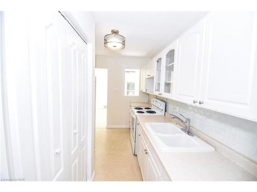 16 Doncaster Boulevard, St. Catharines, ON - Indoor Photo Showing Kitchen With Double Sink