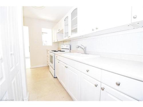 16 Doncaster Boulevard, St. Catharines, ON - Indoor Photo Showing Kitchen