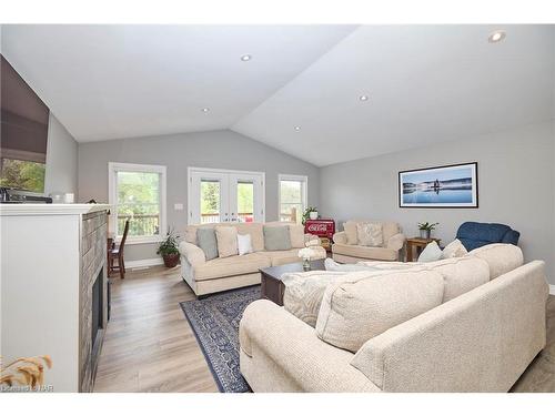 35 Summerlea Avenue, Welland, ON - Indoor Photo Showing Living Room