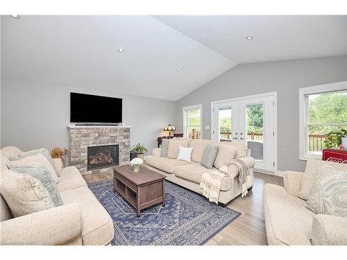 35 Summerlea Avenue, Welland, ON - Indoor Photo Showing Living Room With Fireplace