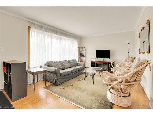 4934 Drake Avenue, Beamsville, ON - Indoor Photo Showing Living Room