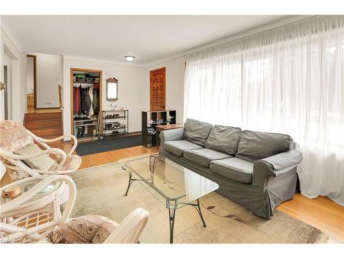 4934 Drake Avenue, Beamsville, ON - Indoor Photo Showing Living Room