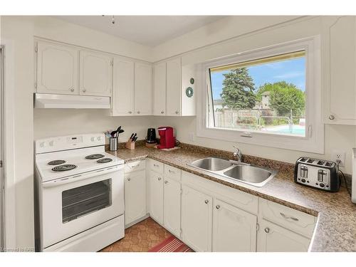 4934 Drake Avenue, Beamsville, ON - Indoor Photo Showing Kitchen With Double Sink