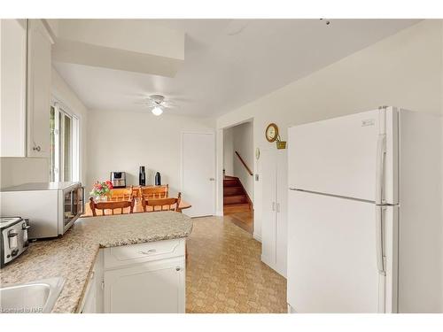 4934 Drake Avenue, Beamsville, ON - Indoor Photo Showing Kitchen