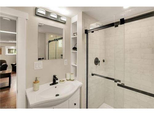 4934 Drake Avenue, Beamsville, ON - Indoor Photo Showing Bathroom