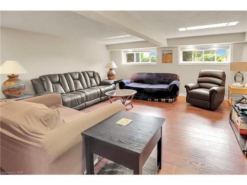 4934 Drake Avenue, Beamsville, ON - Indoor Photo Showing Living Room