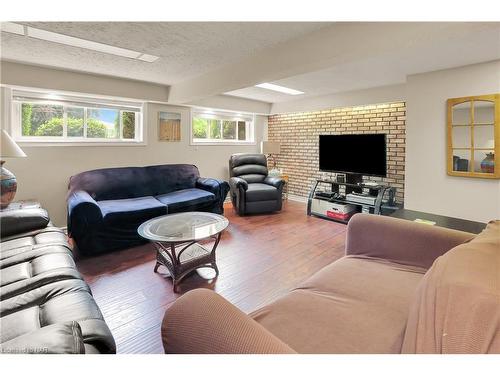 4934 Drake Avenue, Beamsville, ON - Indoor Photo Showing Living Room