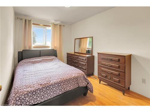 4934 Drake Avenue, Beamsville, ON - Indoor Photo Showing Bedroom