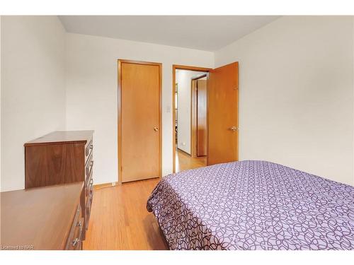 4934 Drake Avenue, Beamsville, ON - Indoor Photo Showing Bedroom