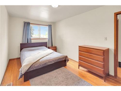 4934 Drake Avenue, Beamsville, ON - Indoor Photo Showing Bedroom