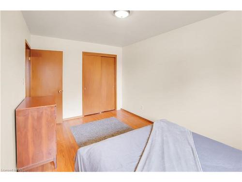 4934 Drake Avenue, Beamsville, ON - Indoor Photo Showing Bedroom