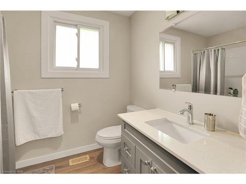 4934 Drake Avenue, Beamsville, ON - Indoor Photo Showing Bathroom