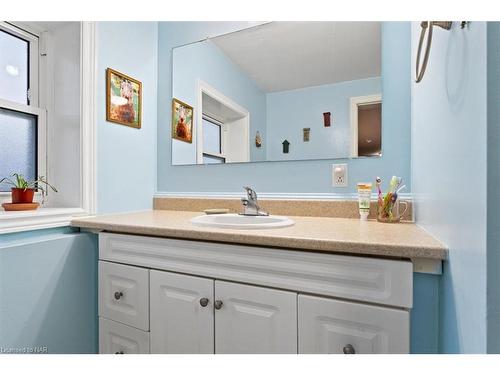 4872 Regional Road 20 Road, West Lincoln, ON - Indoor Photo Showing Bathroom