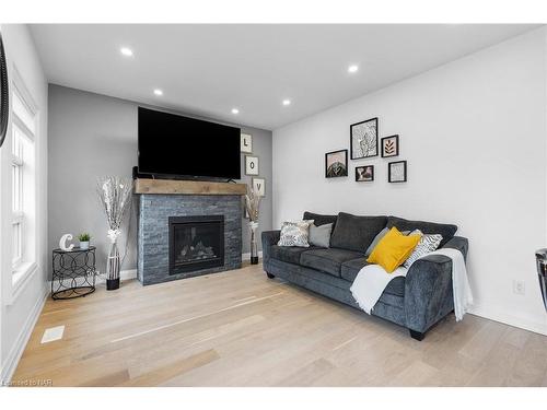 10 Leeson Street, St. Catharines, ON - Indoor Photo Showing Living Room With Fireplace
