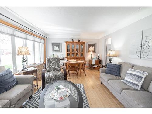 6902 Dell Avenue, Niagara Falls, ON - Indoor Photo Showing Living Room