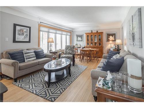 6902 Dell Avenue, Niagara Falls, ON - Indoor Photo Showing Living Room