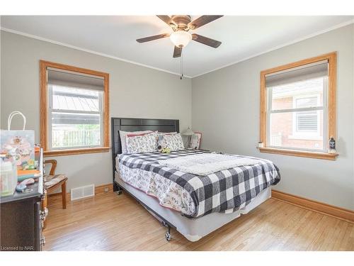 6902 Dell Avenue, Niagara Falls, ON - Indoor Photo Showing Bedroom