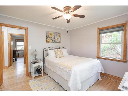 6902 Dell Avenue, Niagara Falls, ON - Indoor Photo Showing Bedroom