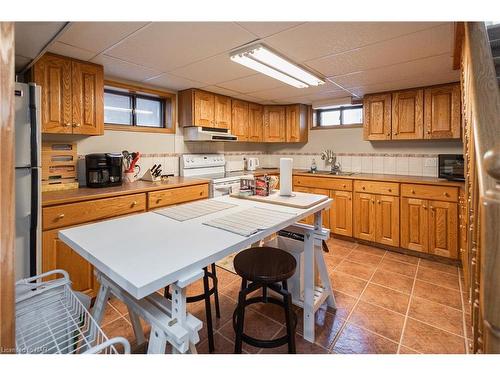 6902 Dell Avenue, Niagara Falls, ON - Indoor Photo Showing Kitchen