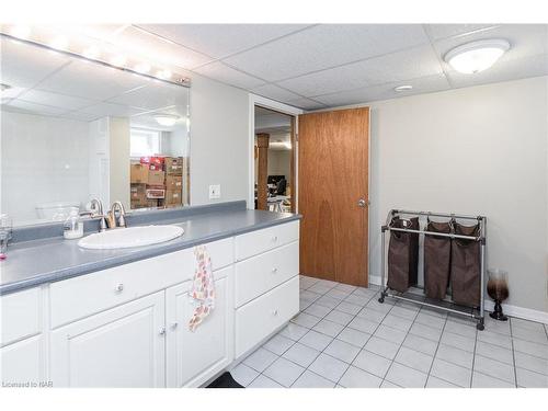 6902 Dell Avenue, Niagara Falls, ON - Indoor Photo Showing Bathroom