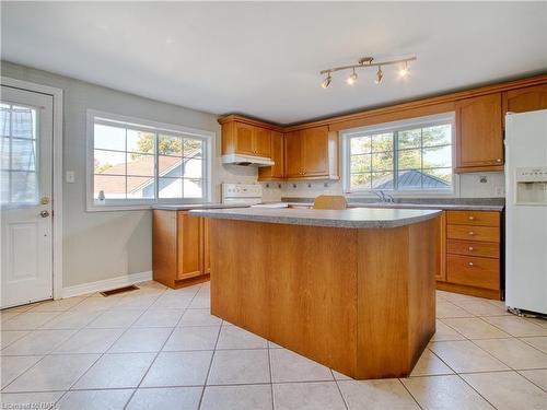 11 Hazel Street, St. Catharines, ON - Indoor Photo Showing Kitchen