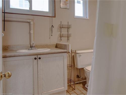 11 Hazel Street, St. Catharines, ON - Indoor Photo Showing Bathroom
