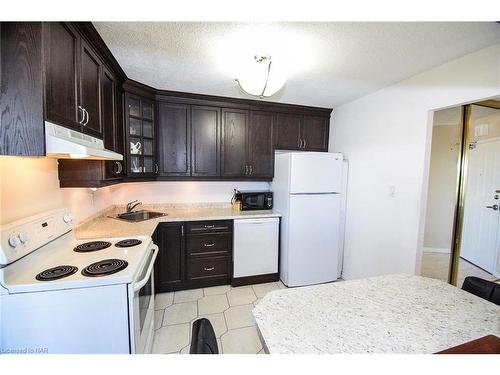 1001-7 Gale Crescent, St. Catharines, ON - Indoor Photo Showing Kitchen
