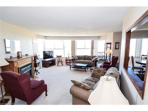 1001-7 Gale Crescent, St. Catharines, ON - Indoor Photo Showing Living Room