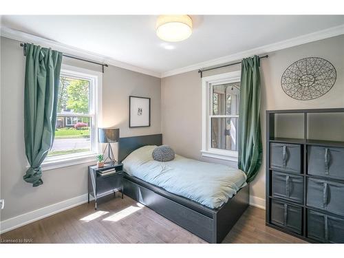 1 Sunnyside Drive, St. Catharines, ON - Indoor Photo Showing Bedroom