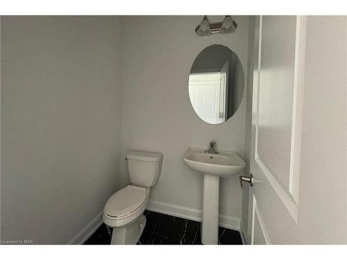 714 Daimler Parkway, Welland, ON - Indoor Photo Showing Bathroom