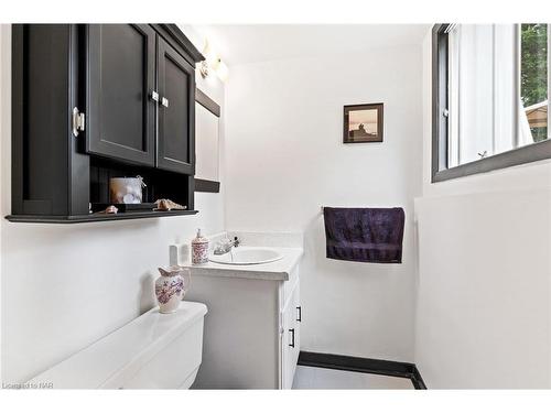 225 Anne Street, Niagara-On-The-Lake, ON - Indoor Photo Showing Bathroom