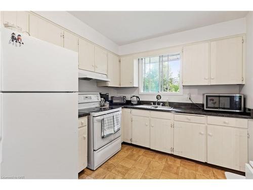 225 Anne Street, Niagara-On-The-Lake, ON - Indoor Photo Showing Kitchen With Double Sink