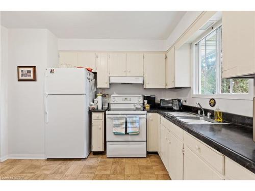 225 Anne Street, Niagara-On-The-Lake, ON - Indoor Photo Showing Kitchen With Double Sink