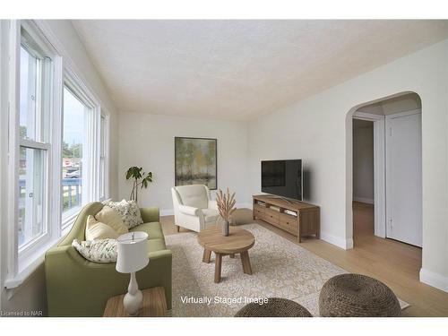 5931 Coholan Street, Niagara Falls, ON - Indoor Photo Showing Living Room