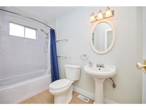 5931 Coholan Street, Niagara Falls, ON - Indoor Photo Showing Bathroom
