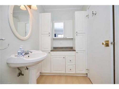 5931 Coholan Street, Niagara Falls, ON - Indoor Photo Showing Bathroom