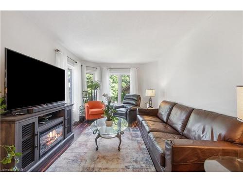 122 Madison Court W, Welland, ON - Indoor Photo Showing Living Room