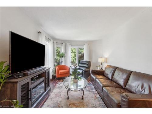 122 Madison Court W, Welland, ON - Indoor Photo Showing Living Room