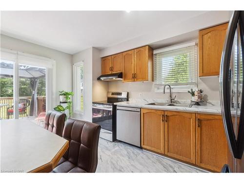 122 Madison Court W, Welland, ON - Indoor Photo Showing Kitchen With Double Sink