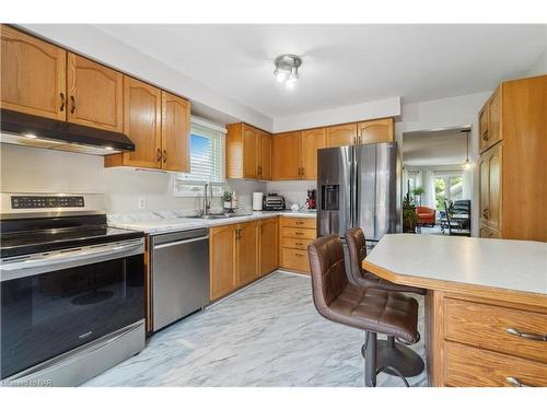 122 Madison Court W, Welland, ON - Indoor Photo Showing Kitchen With Double Sink