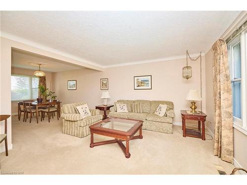 1073 East West Line Line, Niagara-On-The-Lake, ON - Indoor Photo Showing Living Room