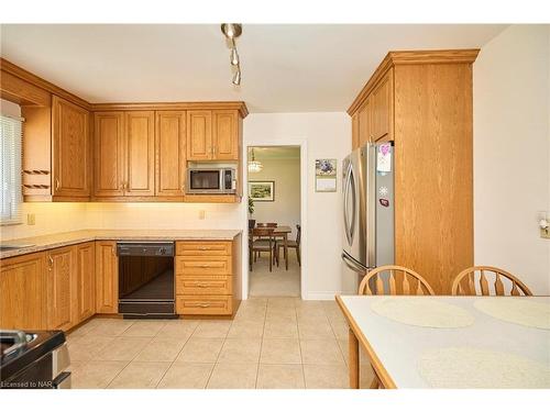 1073 East West Line Line, Niagara-On-The-Lake, ON - Indoor Photo Showing Kitchen