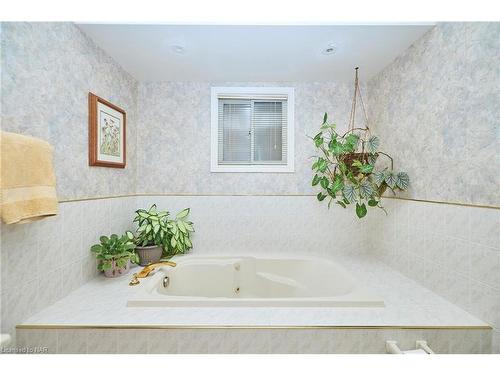 1073 East West Line Line, Niagara-On-The-Lake, ON - Indoor Photo Showing Bathroom