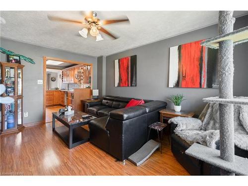 385 Hennepin Avenue, Welland, ON - Indoor Photo Showing Living Room